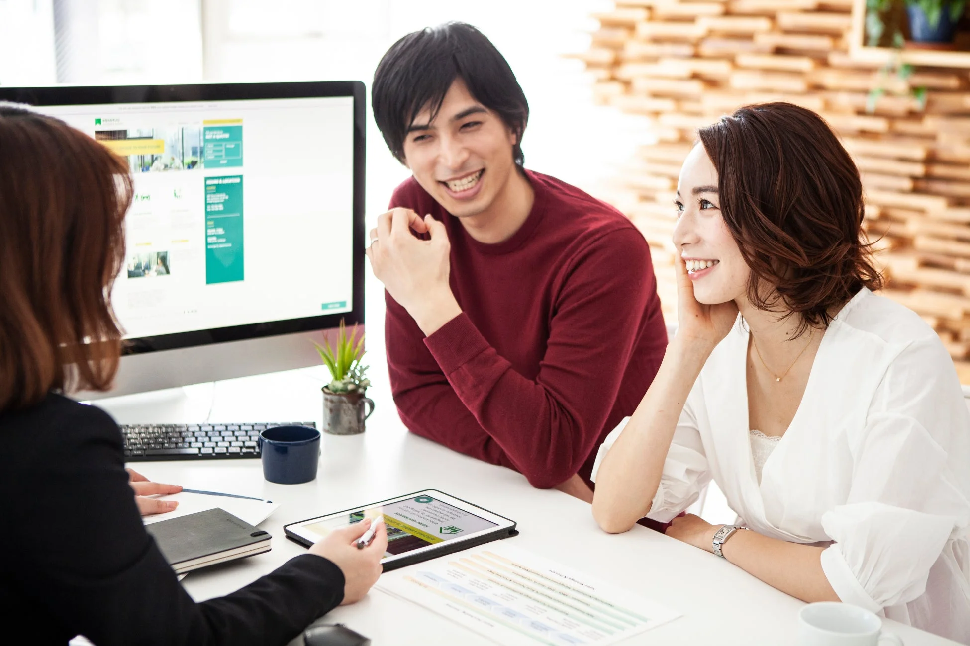 オフィスで打ち合わせをする笑顔のビジネスパーソン