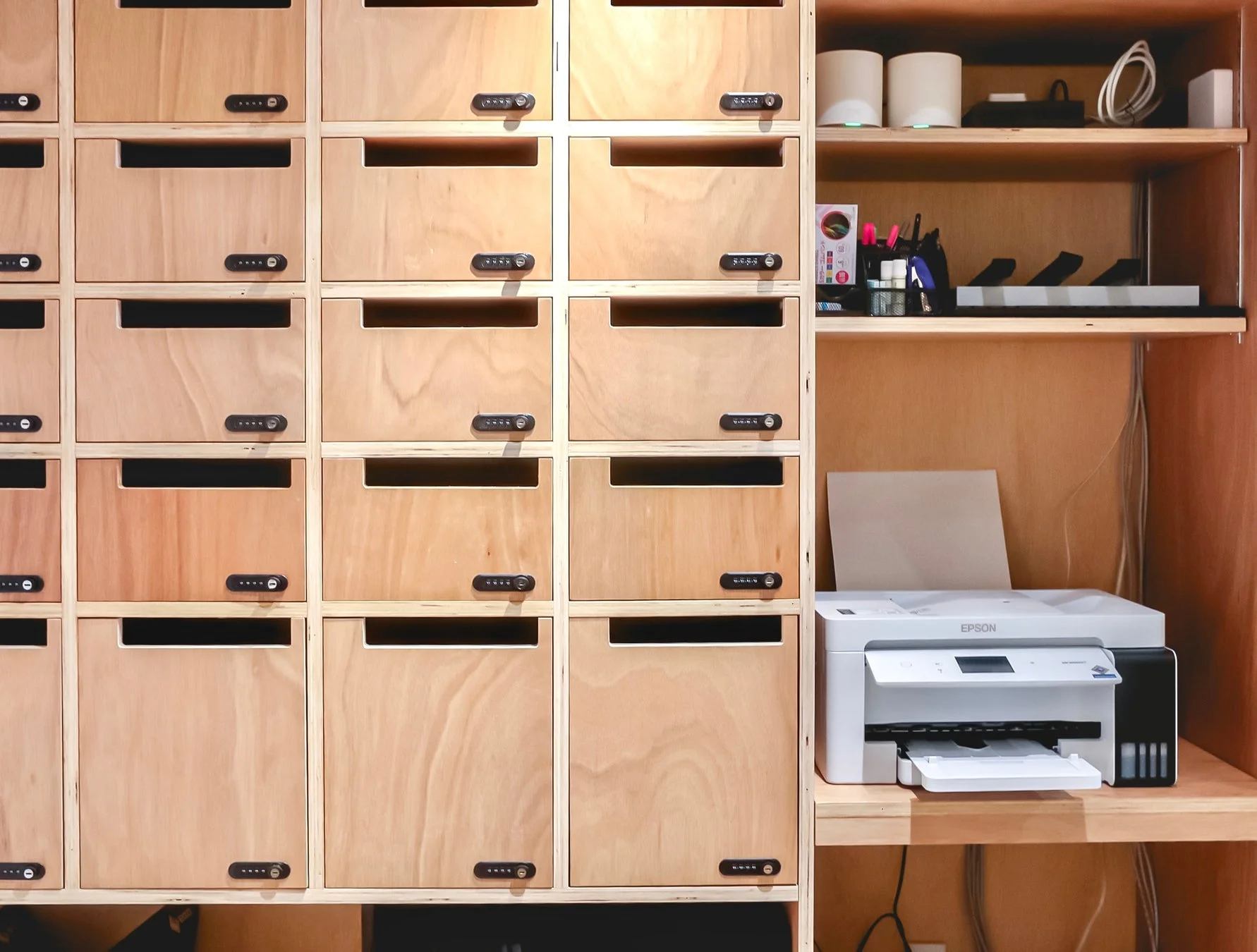 木製のロッカーと棚、プリンター