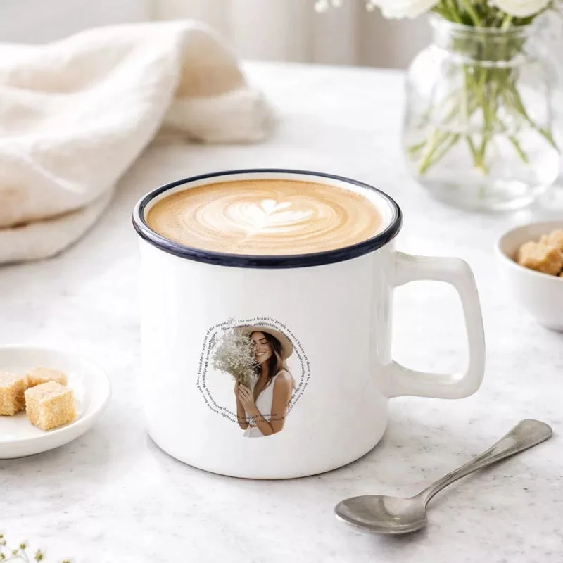 ラテと花束が置かれたホーロー風マグカップ