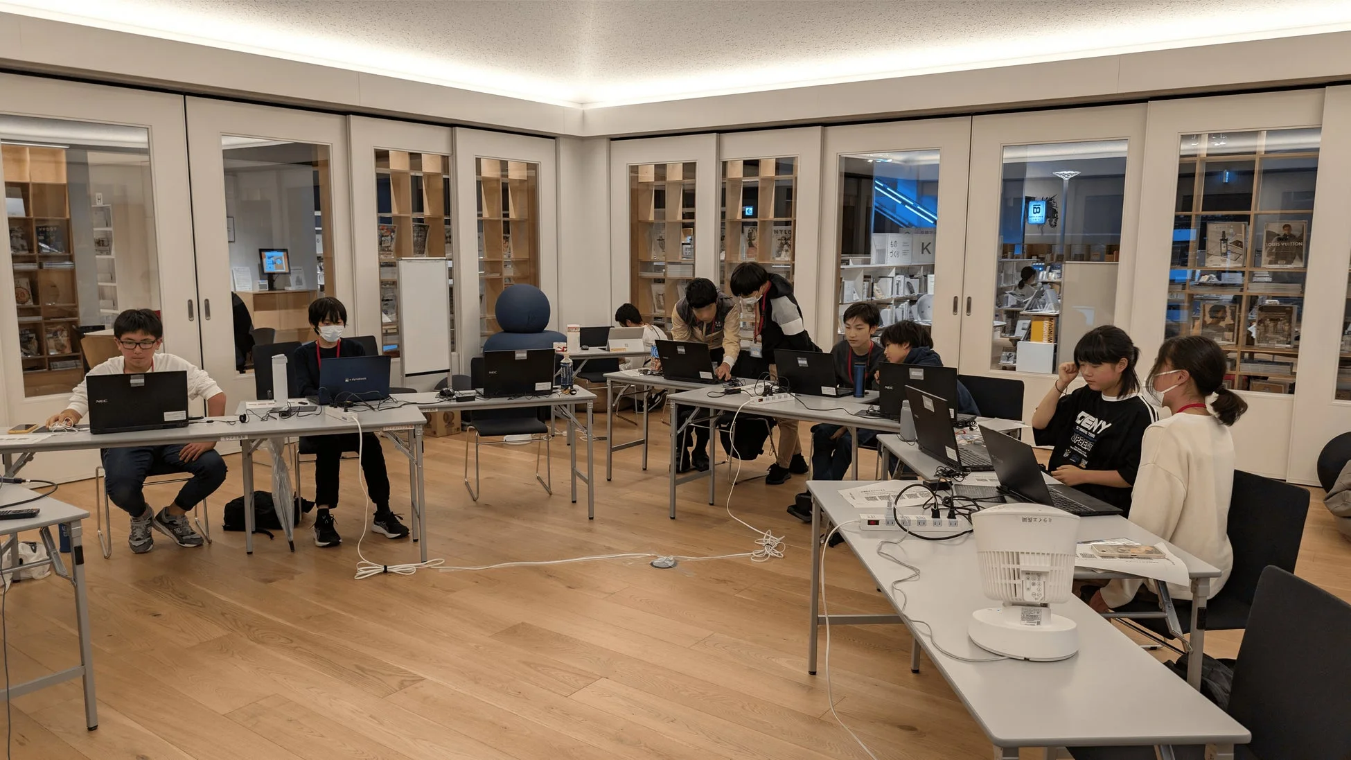 子供たちがノートパソコンで作業している様子