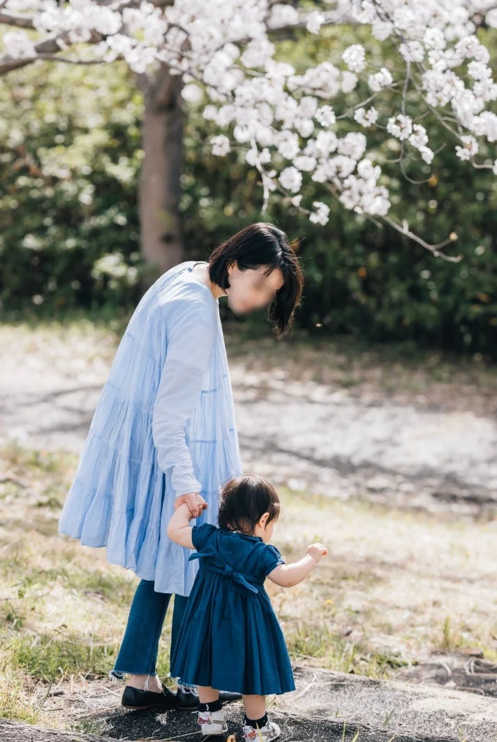 親子で散歩する様子