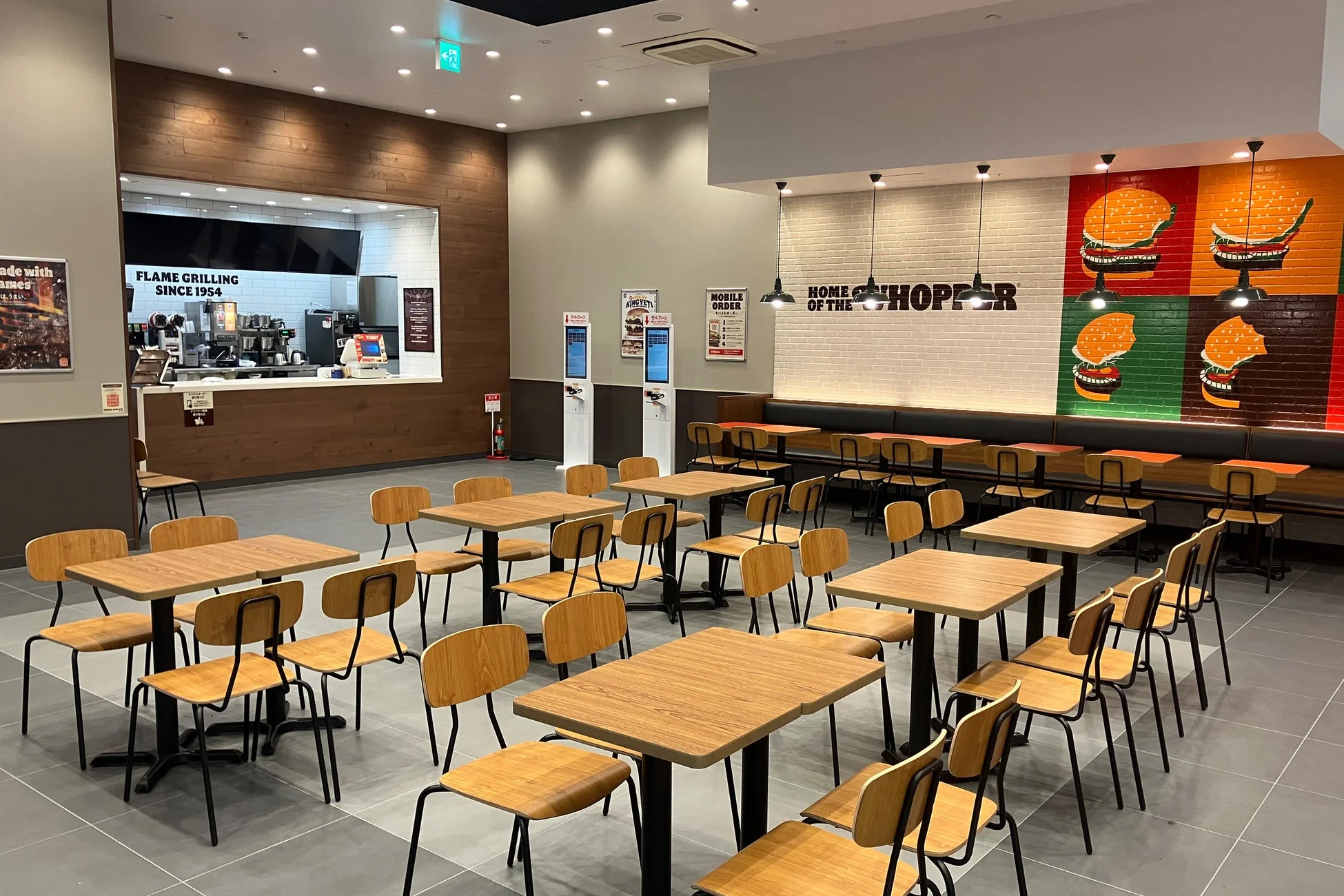 バーガーキングのモダンな店内