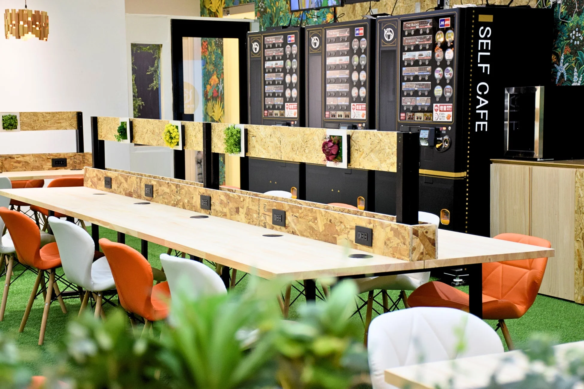モダンなセルフカフェやコワーキングスペースの内部。