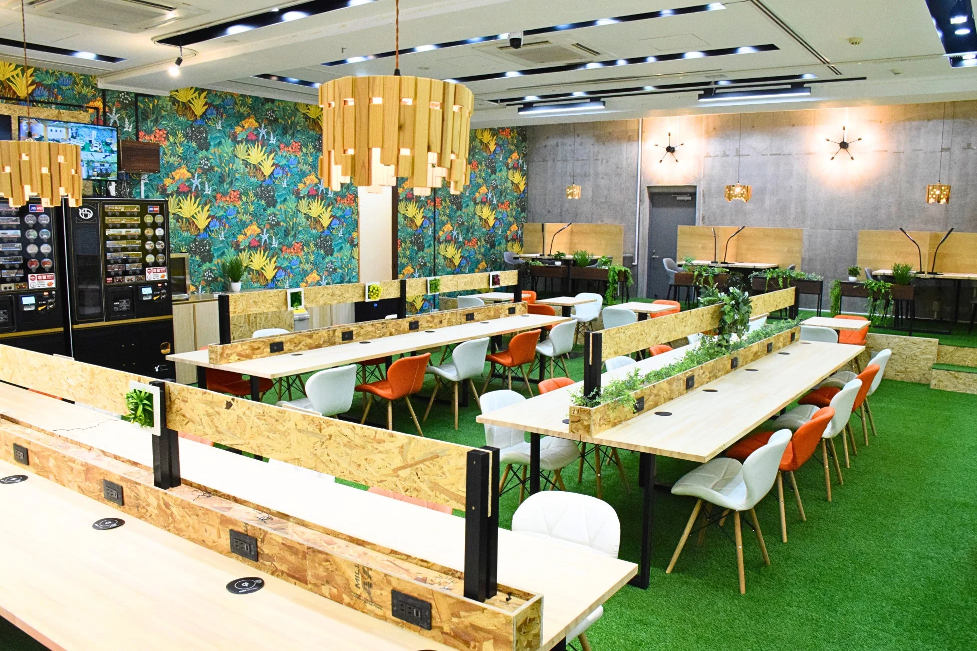 熱帯植物柄の壁紙が特徴的なコワーキングスペース