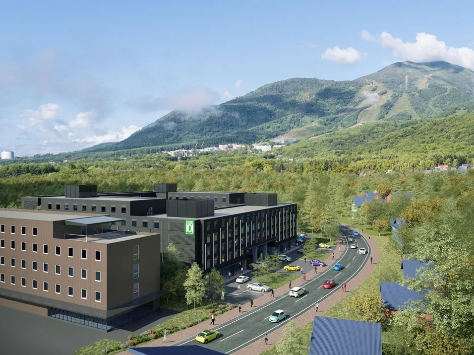 緑豊かな山々を背景に、モダンなデザインのホテル「HOTEL 101 NISEKO」が建つ景観のCGパース