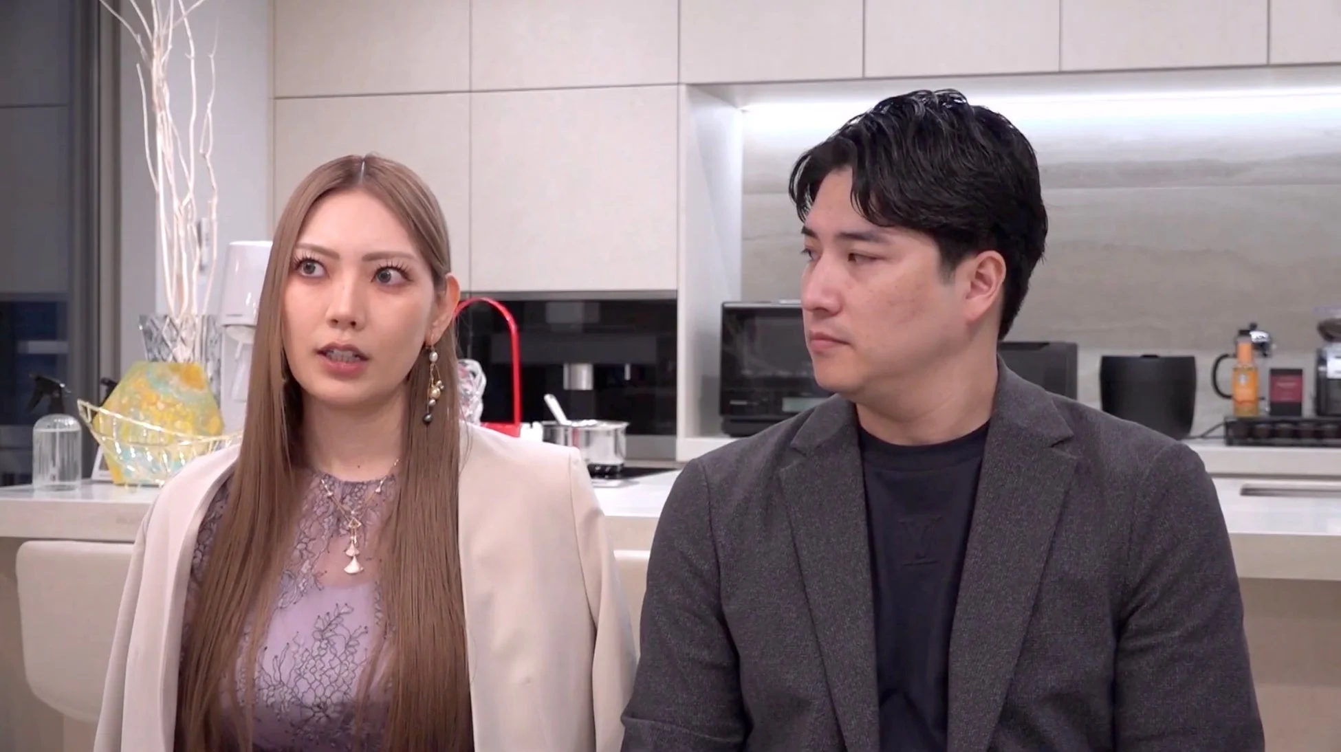 モダンなキッチンで会話する男女