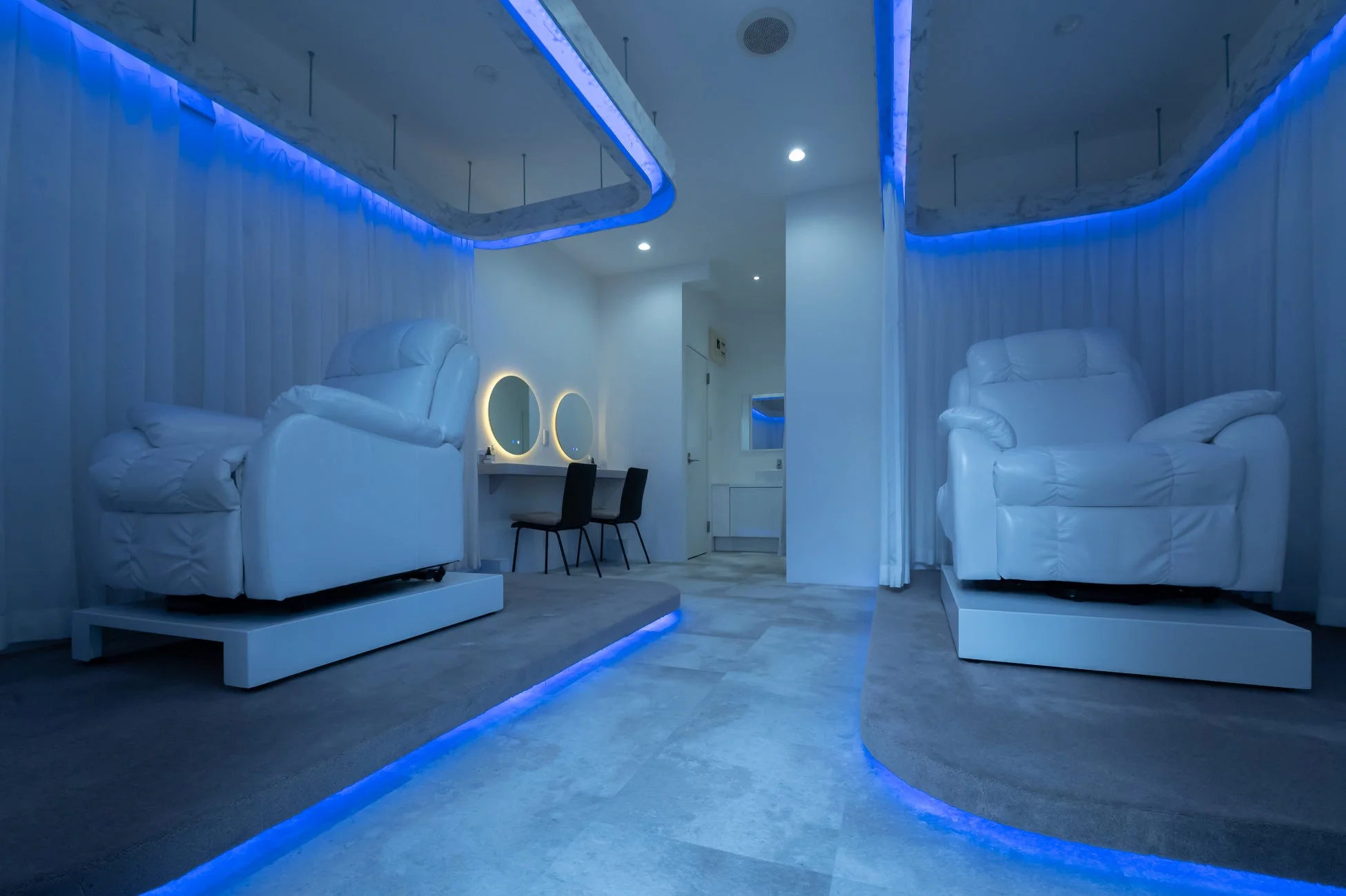 青いLED照明が印象的な、モダンで清潔感のある室内空間