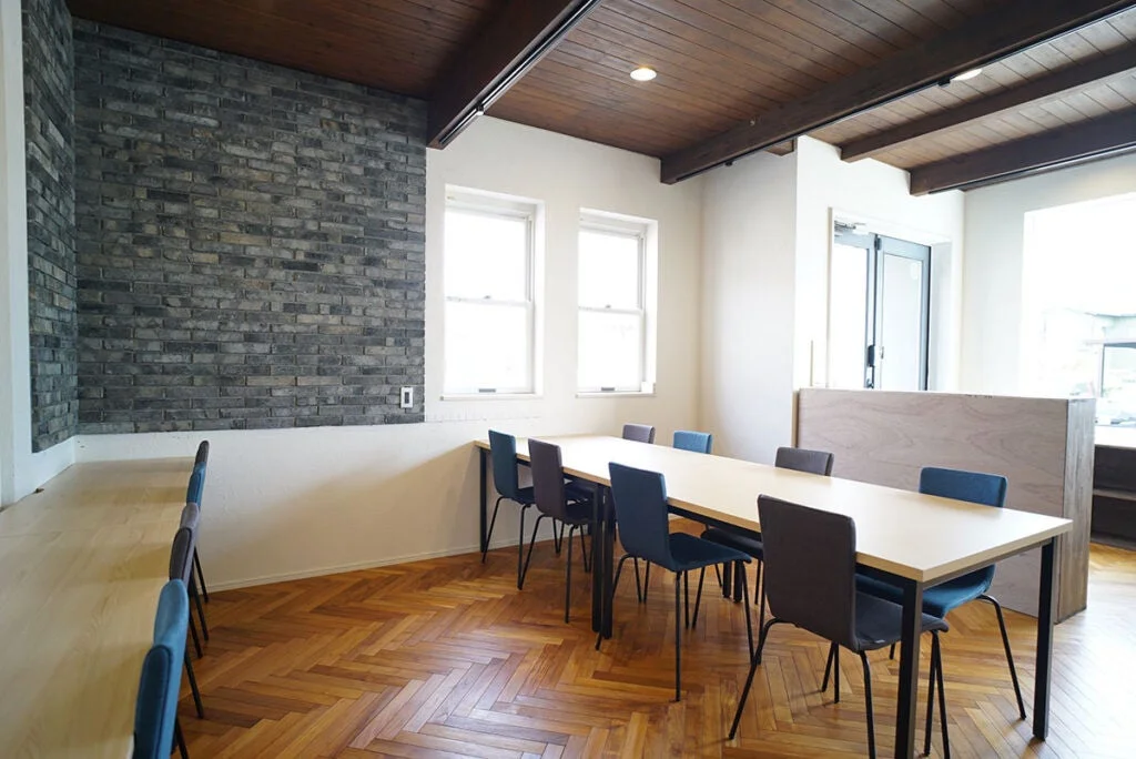 モダンな会議室またはワークスペース