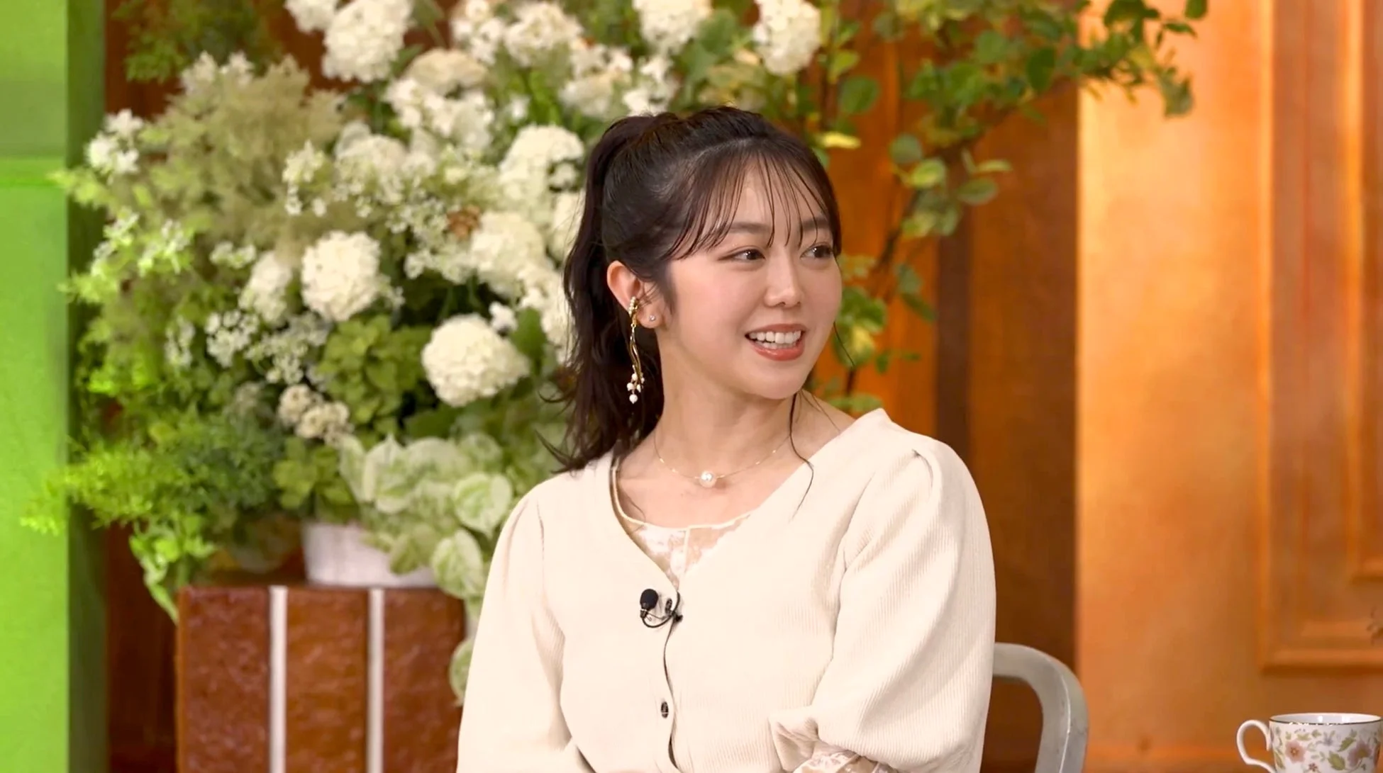 ポニーテールで笑顔を見せる峯岸みなみさん