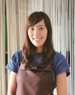 笑顔でカメラを見つめる日本人女性のポートレート