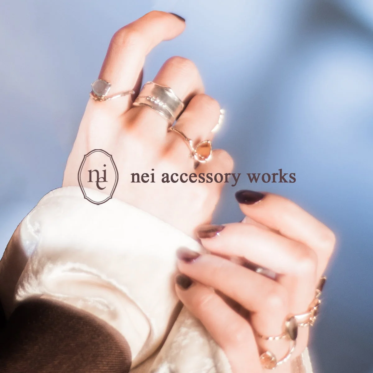 NEI JEWELRY リングを着用した手元