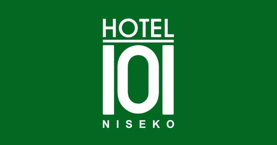 緑色の背景に白文字で「HOTEL 101 NISEKO」と書かれたロゴマーク