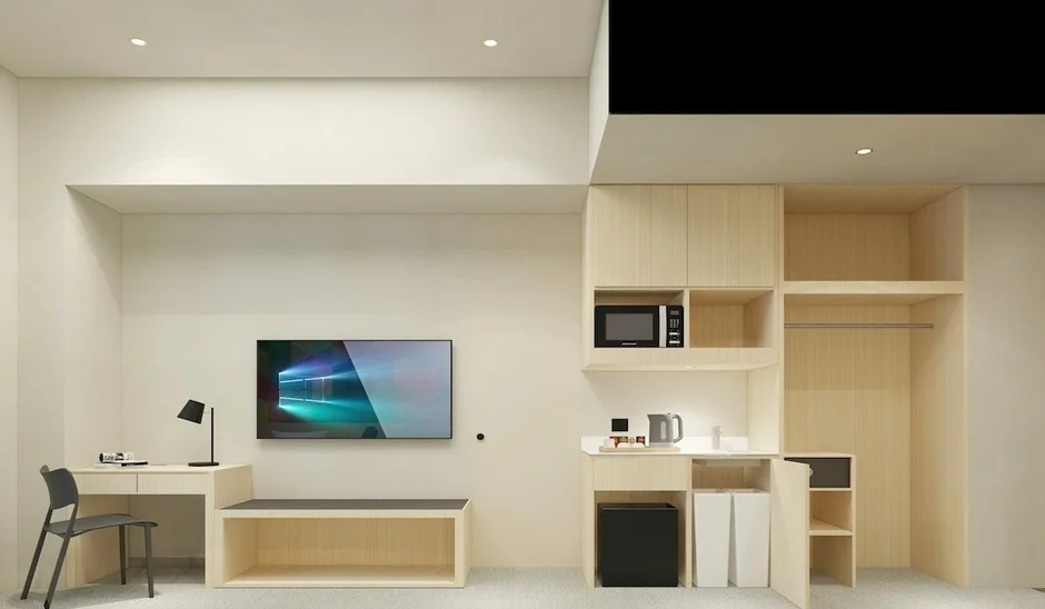 明るい木目調の家具で統一されたモダンで機能的な客室