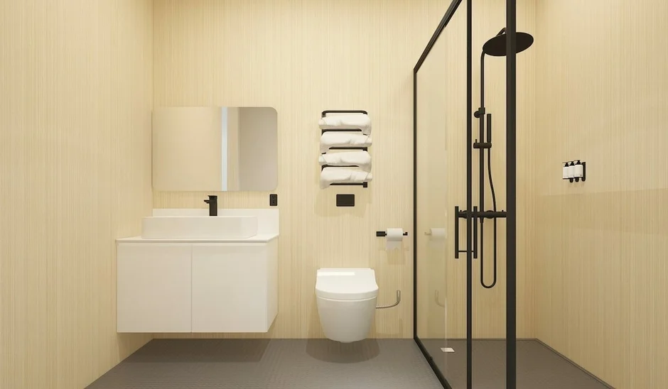 明るい木目調の壁が特徴のモダンで清潔感のあるバスルーム