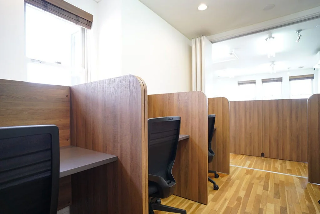 個別ブースが並ぶ自習室