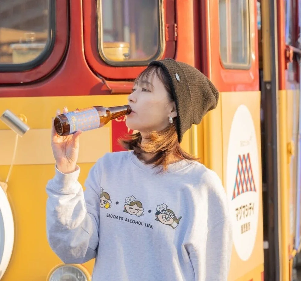 女性,ビール,飲酒,ボトル,ニット帽,セーター,カジュアル,ライフスタイル,屋外,マツヤマシティ,観光