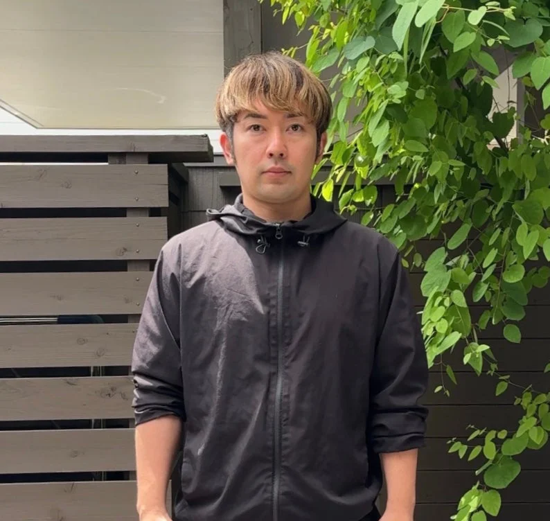 男性,アジア人,黒いジャケット,フード付きジャケット,カジュアル,屋外,植物,短髪,正面,人物