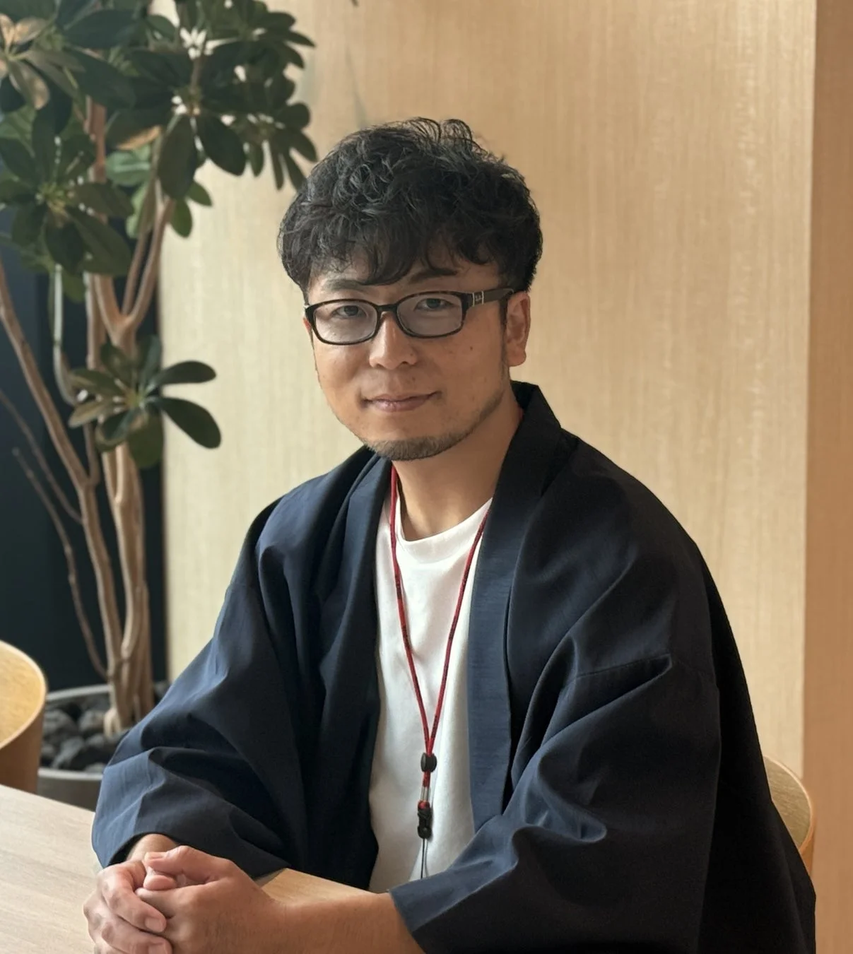 男性,ポートレート,眼鏡,ジャケット,和風,カジュアル,屋内,笑顔,植物,アジア人