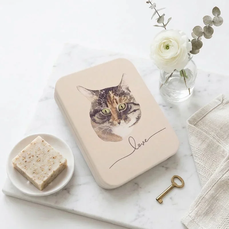 猫のイラストと「love」の文字が描かれたベージュの箱