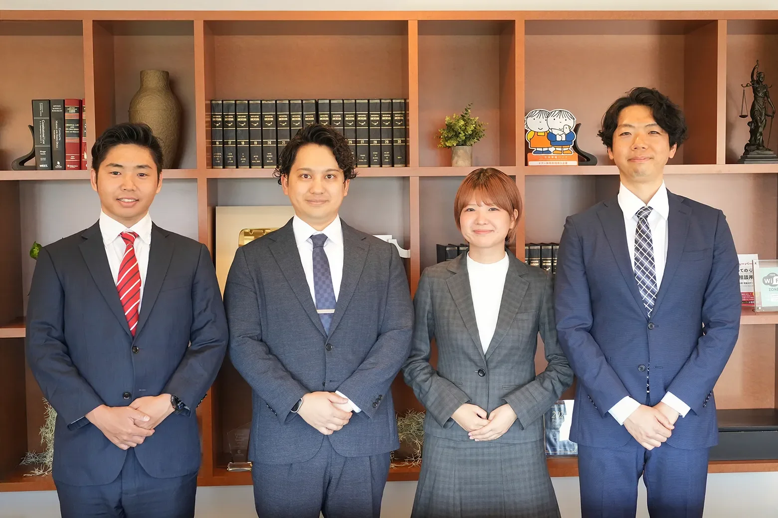オフィスらしき場所で笑顔で並ぶ専門家の集合写真