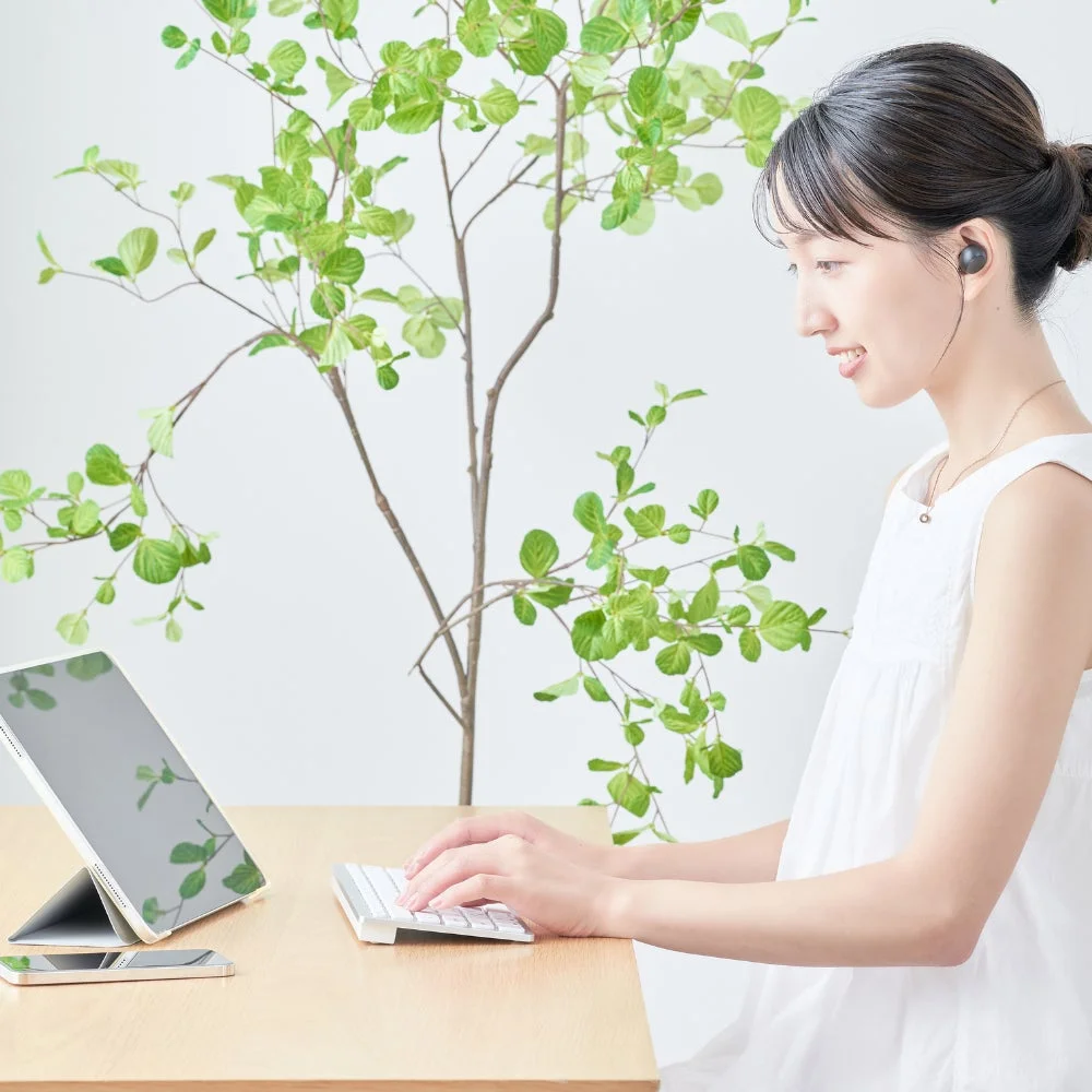 在宅でPC作業をする女性