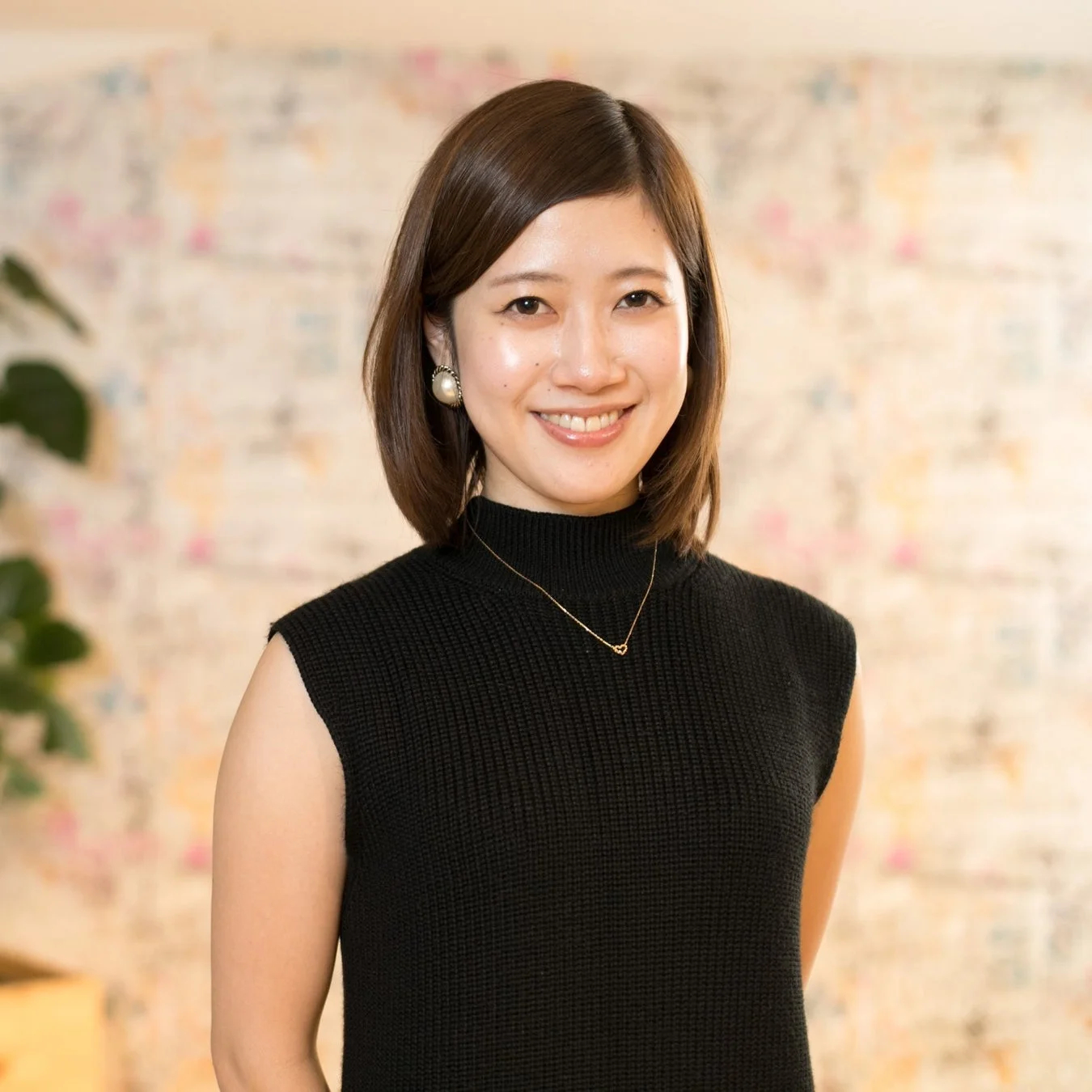 笑顔でカメラを見つめるショートヘアの若い日本人女性のポートレート