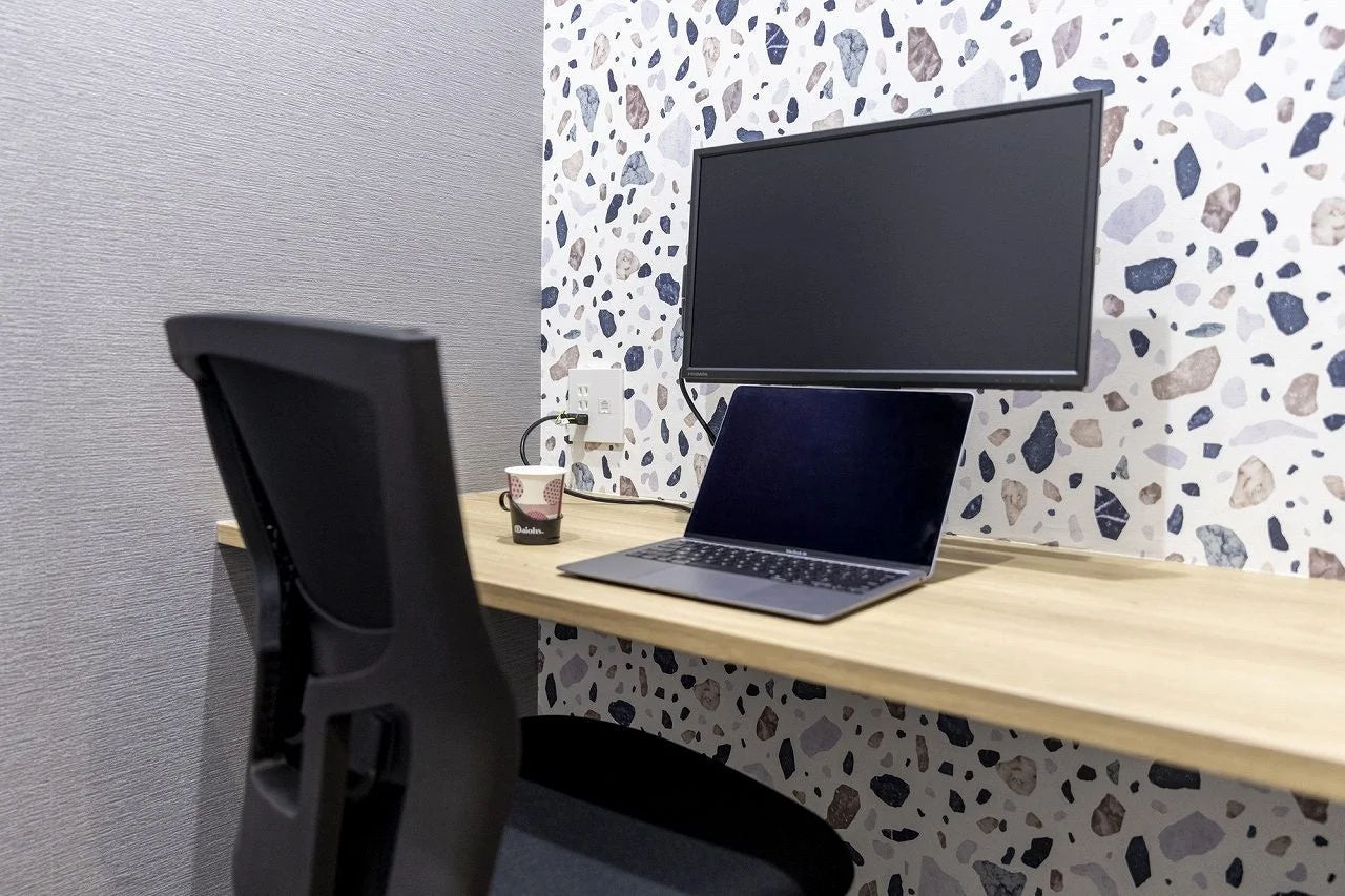 モダンなテラゾー柄の壁紙が特徴的なワークスペース
