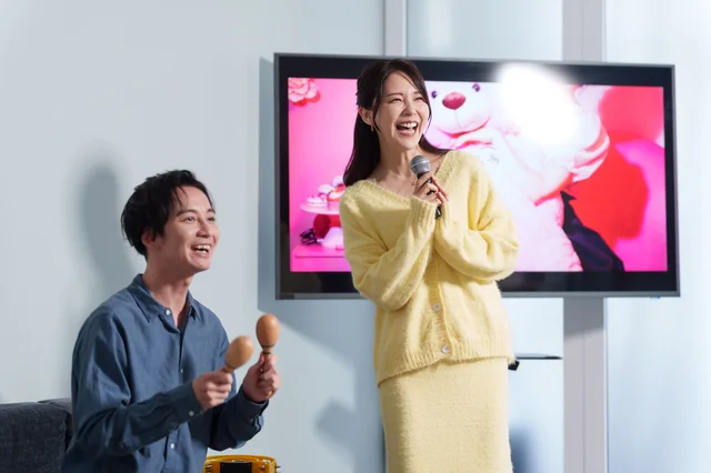 男女がカラオケを楽しむ様子