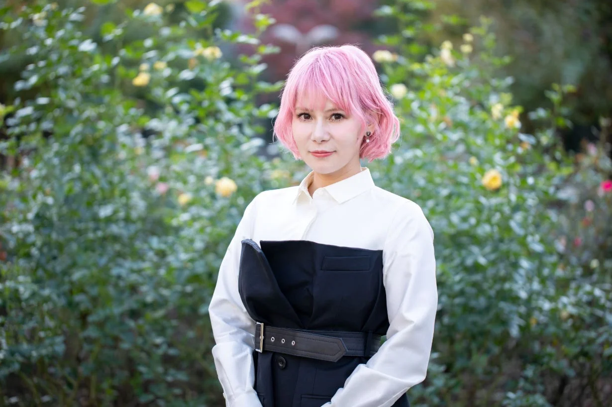 ピンクのショートヘアの女性