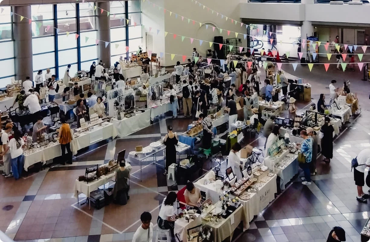 屋内クラフトフェアの様子