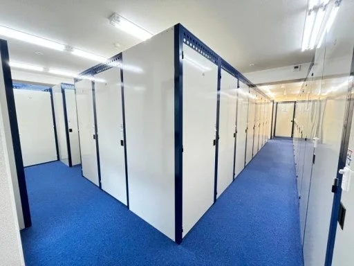 青いカーペットが敷かれたトランクルームの通路