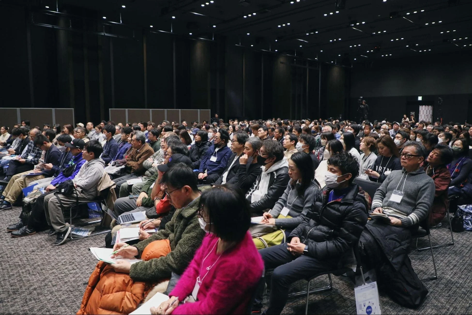 会場で講演を聞く聴衆