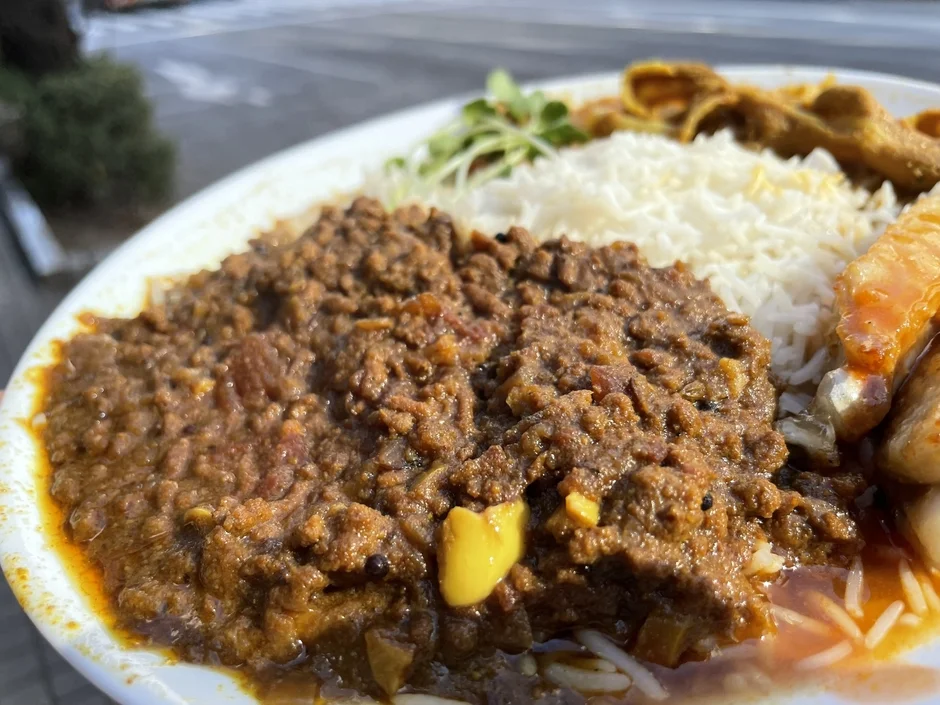 屋外で提供されているキーマカレーのプレート