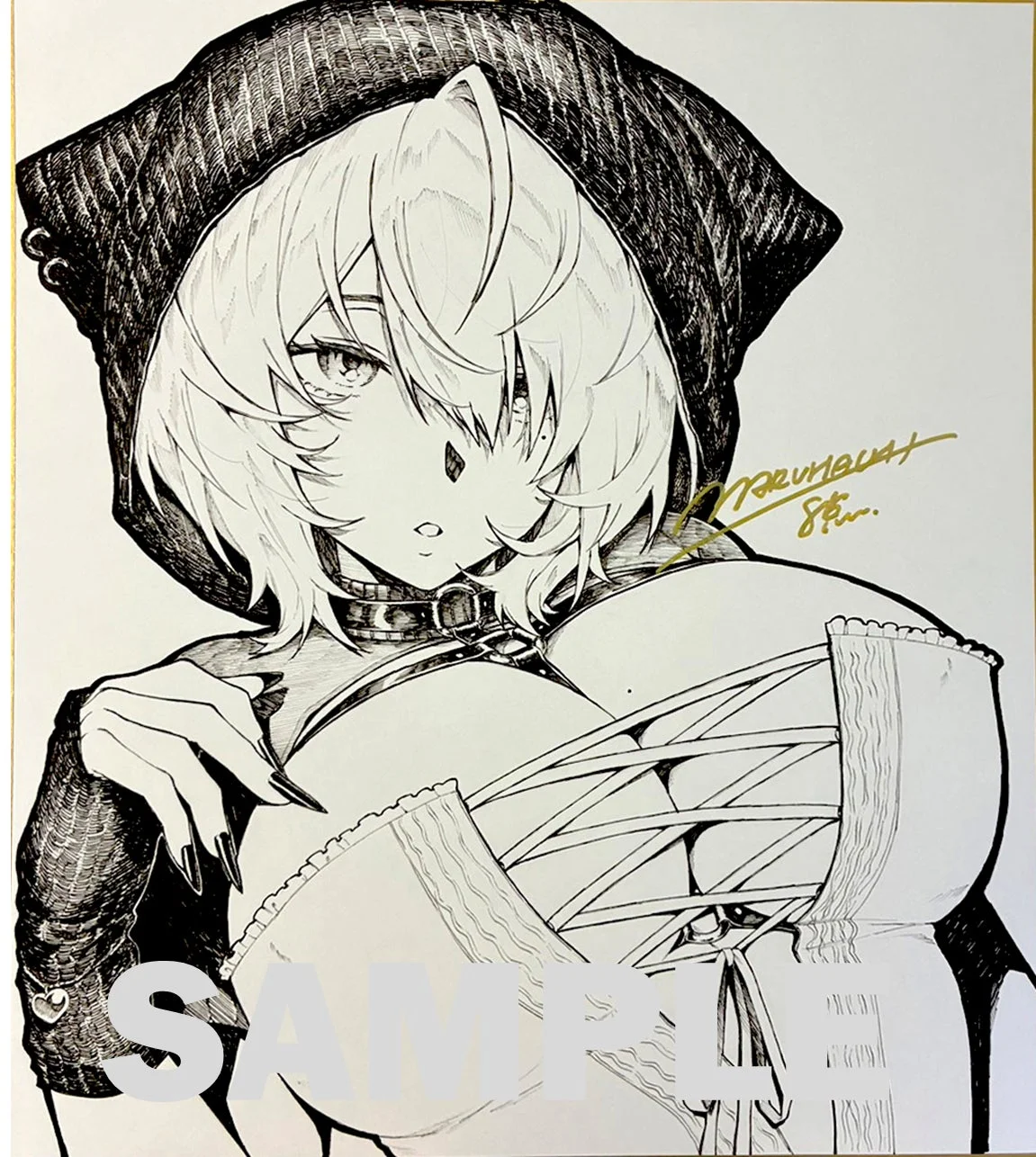 フードを被り、チョーカーとコルセットを着用したグラマラスな女性キャラクターのモノクロイラスト