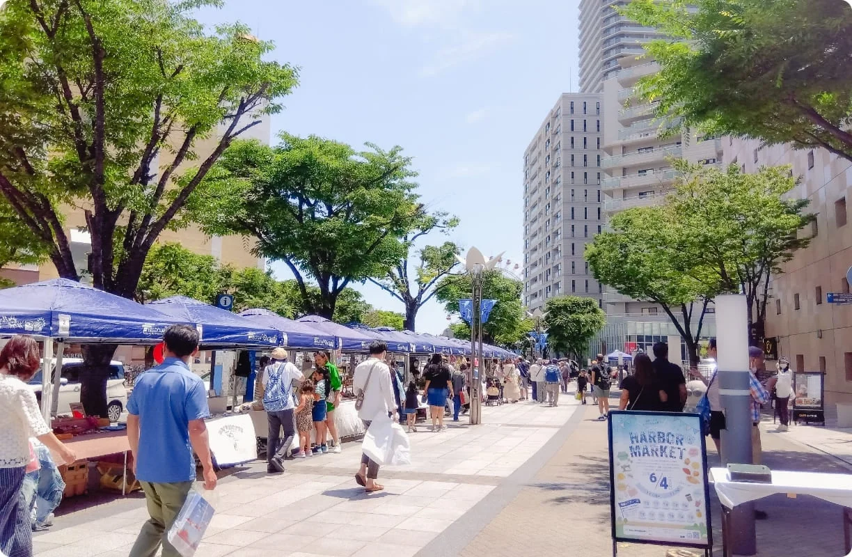屋外マーケットの様子