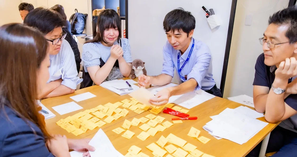 ワークショップでアイデアを出し合う人々