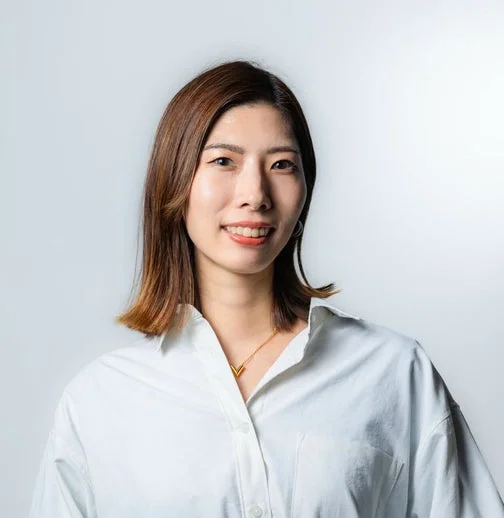 白いシャツを着てV字のネックレスをつけたアジア人女性