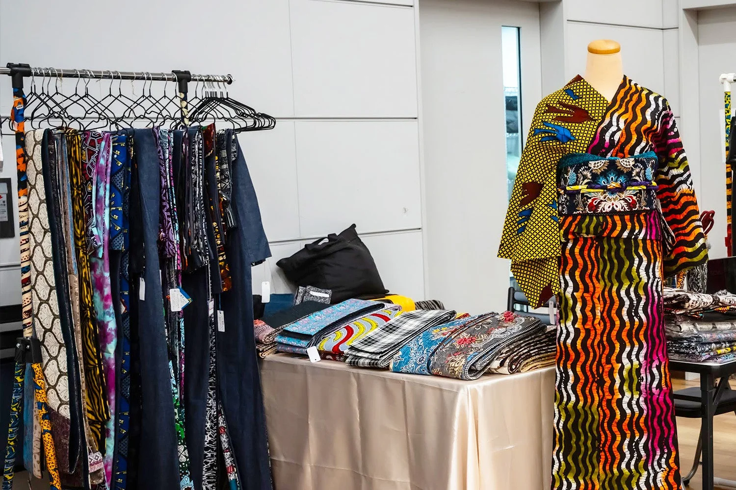 アフリカンテキスタイル風着物と帯のマネキン