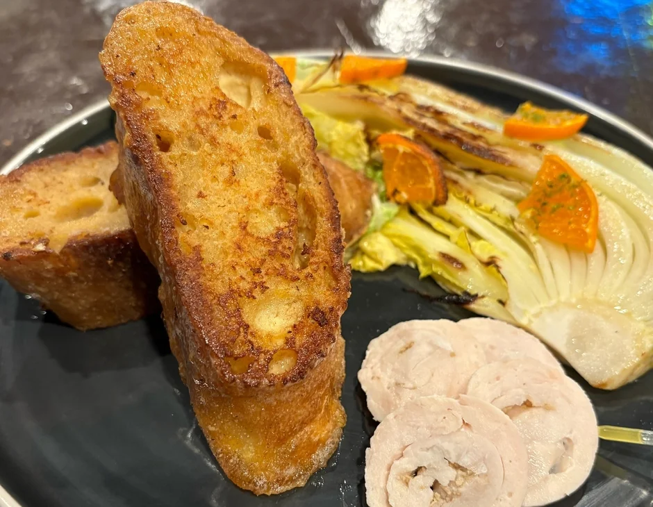 甘くないフレンチトーストのプレート