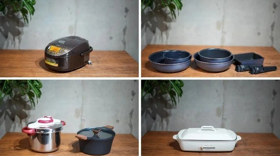 炊飯器、複数の鍋やフライパン、白いホットプレート