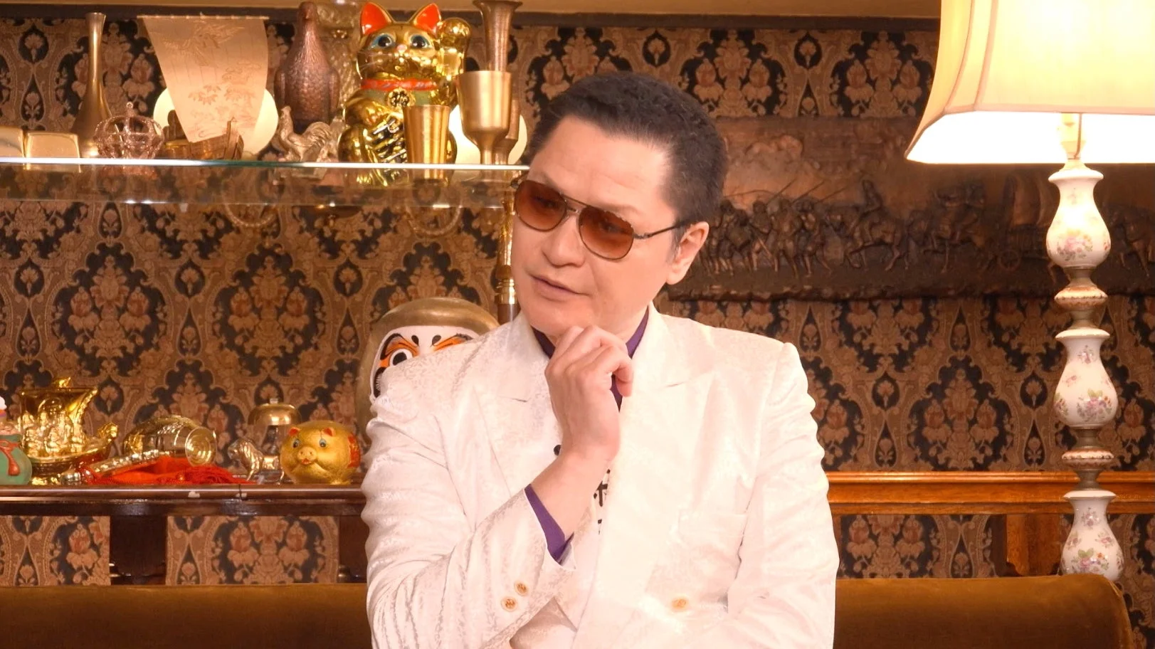 豪華な部屋で座る鼠先輩