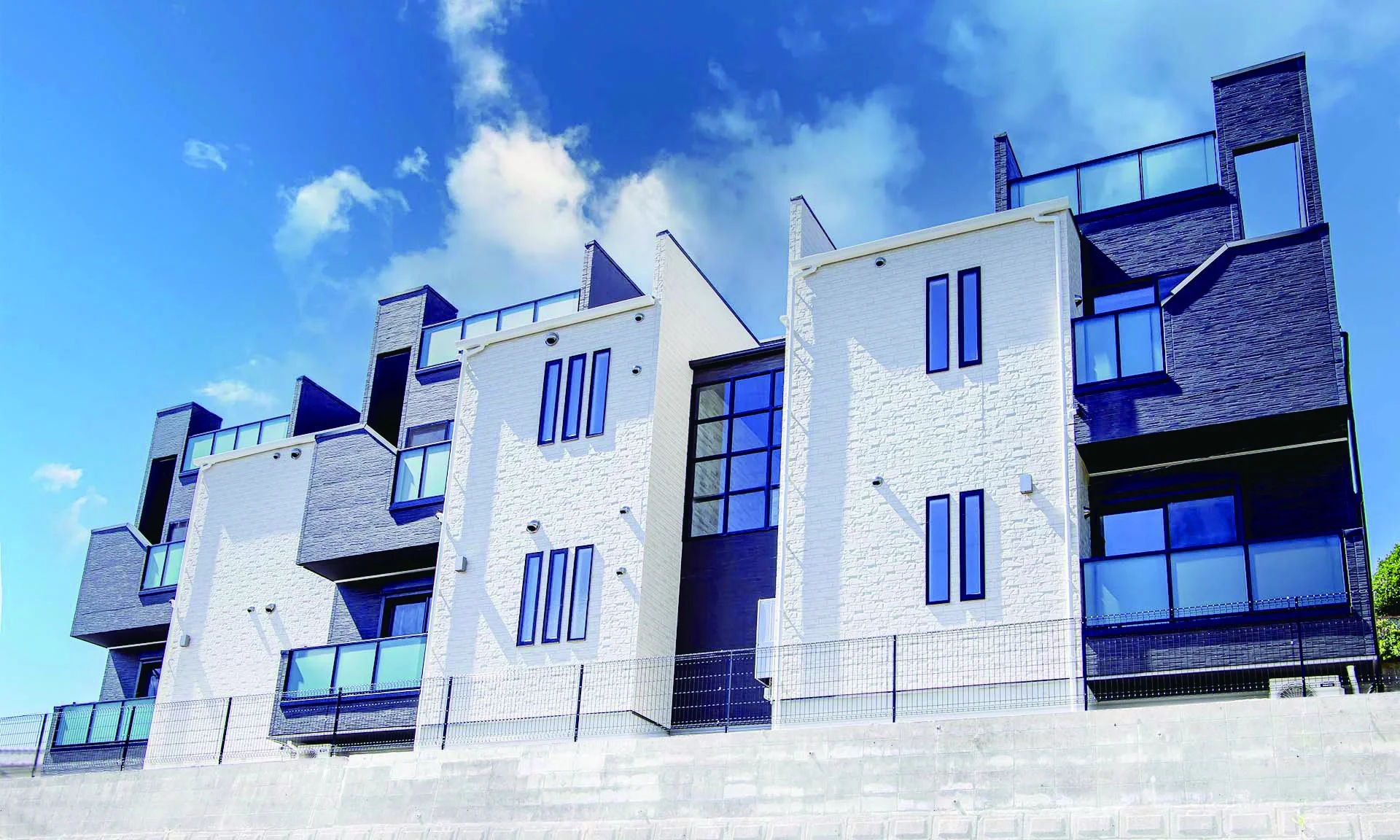 現代的な集合住宅の外観