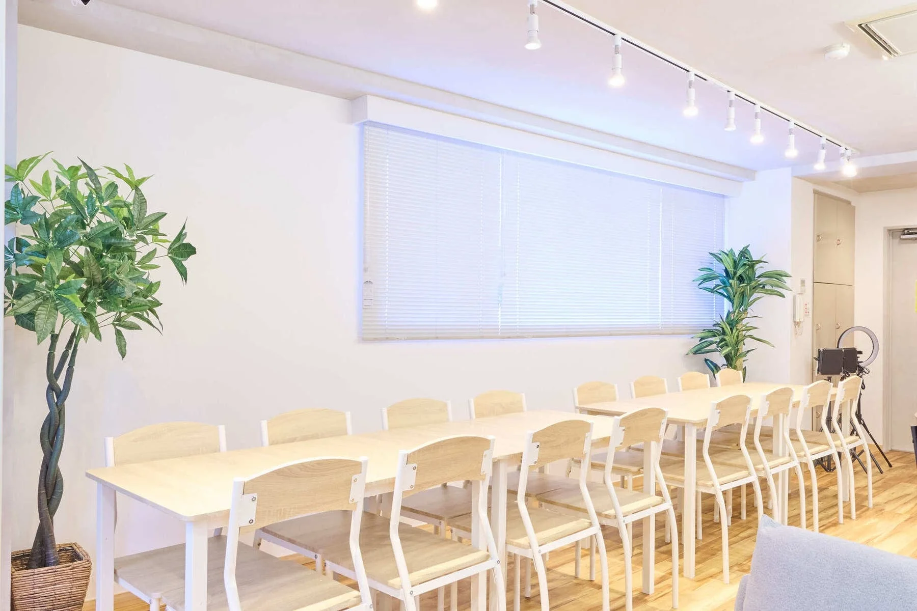 明るく清潔感のあるモダンな会議室またはワークスペース