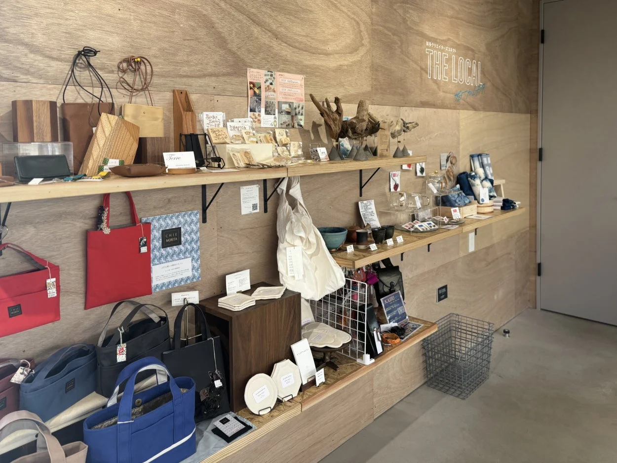 ハンドメイド雑貨が並べられたショップの店内