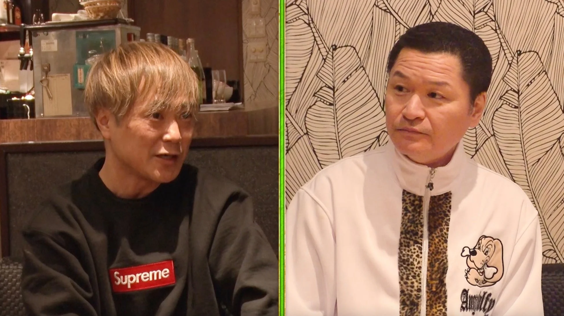 二人の男性が会話している様子