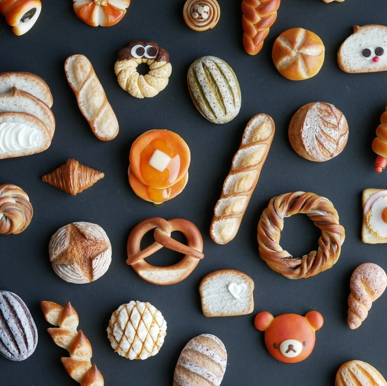 様々な種類のパンのミニチュア