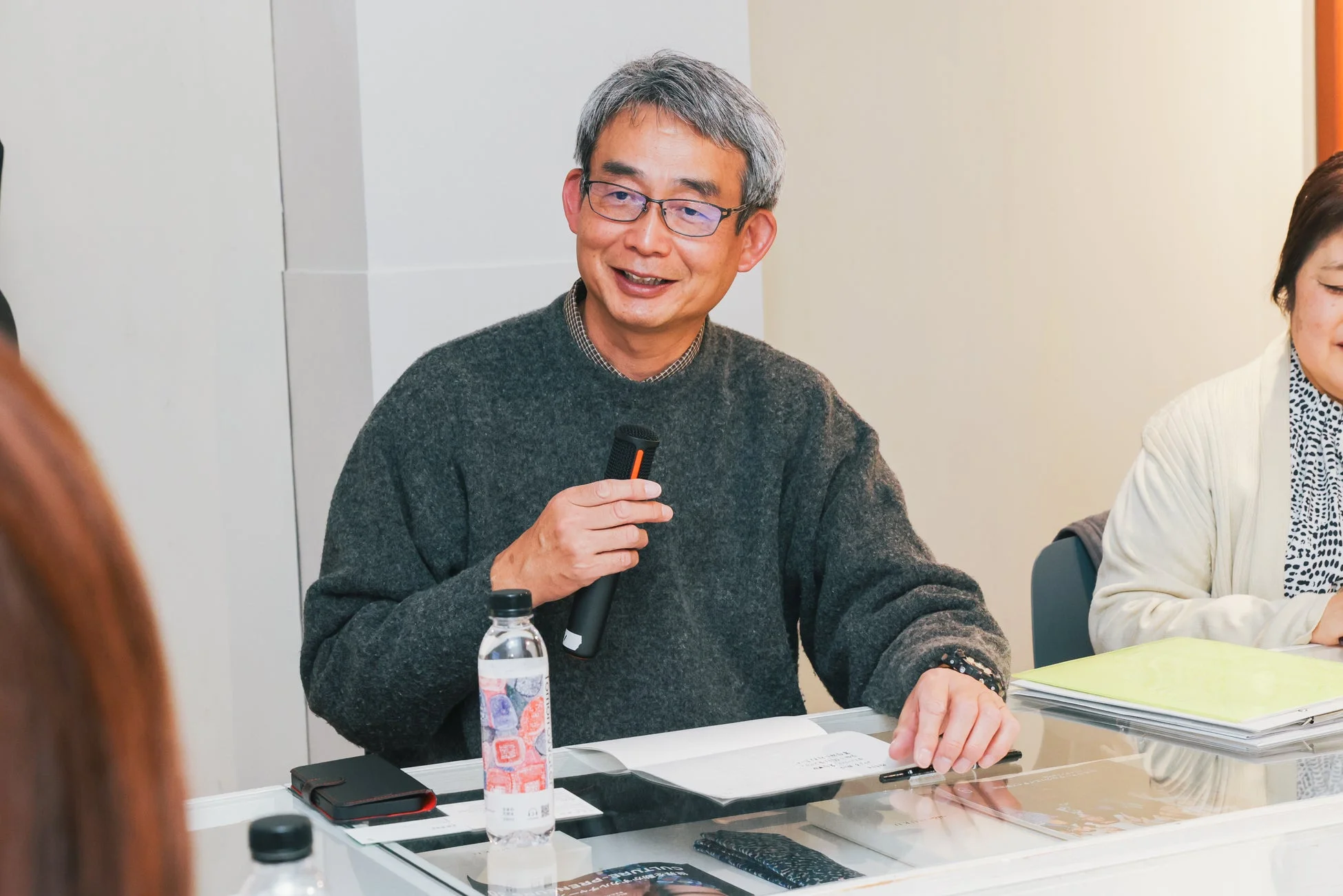 講演中の税理士