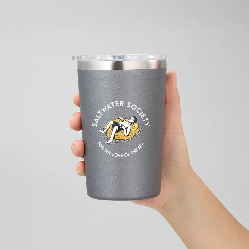 タンブラーを持つ手