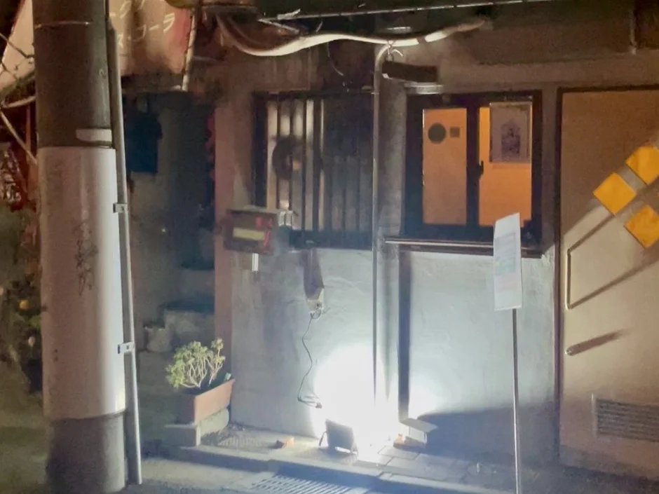 夜の街角にある古い建物の様子