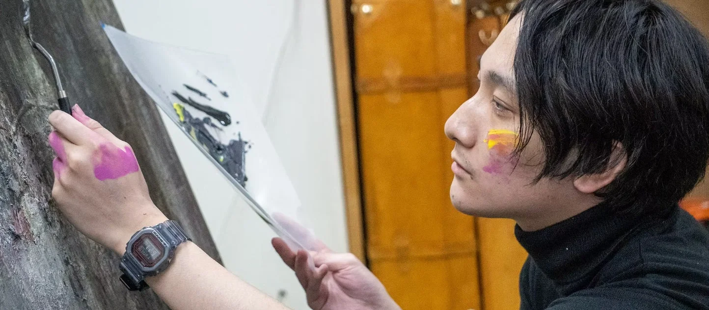 絵を描く河合勇輝さん